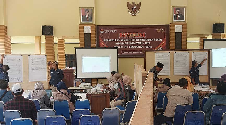 MULAI MENGHITUNG: Petugas PPS merekap hasil perolehan di kantor Kecamatan Tuban, Senin (19/2).