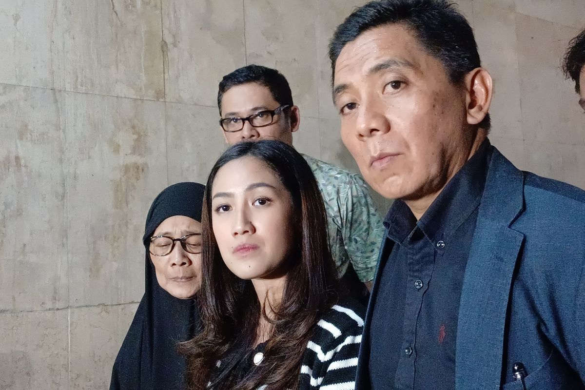 Tamara Tyasmara bersama tim nya saat di wawancara wartawan