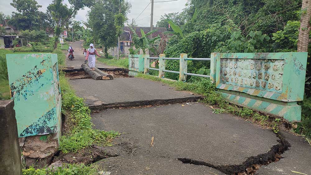 MASIH RUSAK: Jembatan Silir Desa Dikir yang masih terbengkalai pasca diterjang arus sungai pada awal Februari lalu.
