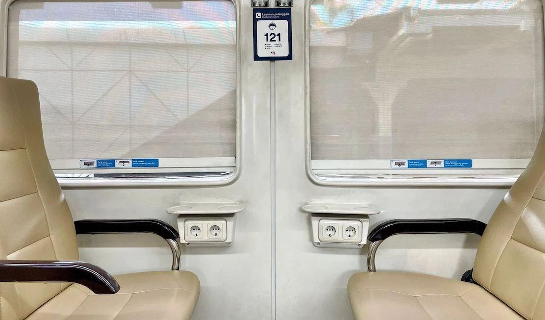 Stop kontak yang tersedia di kereta api