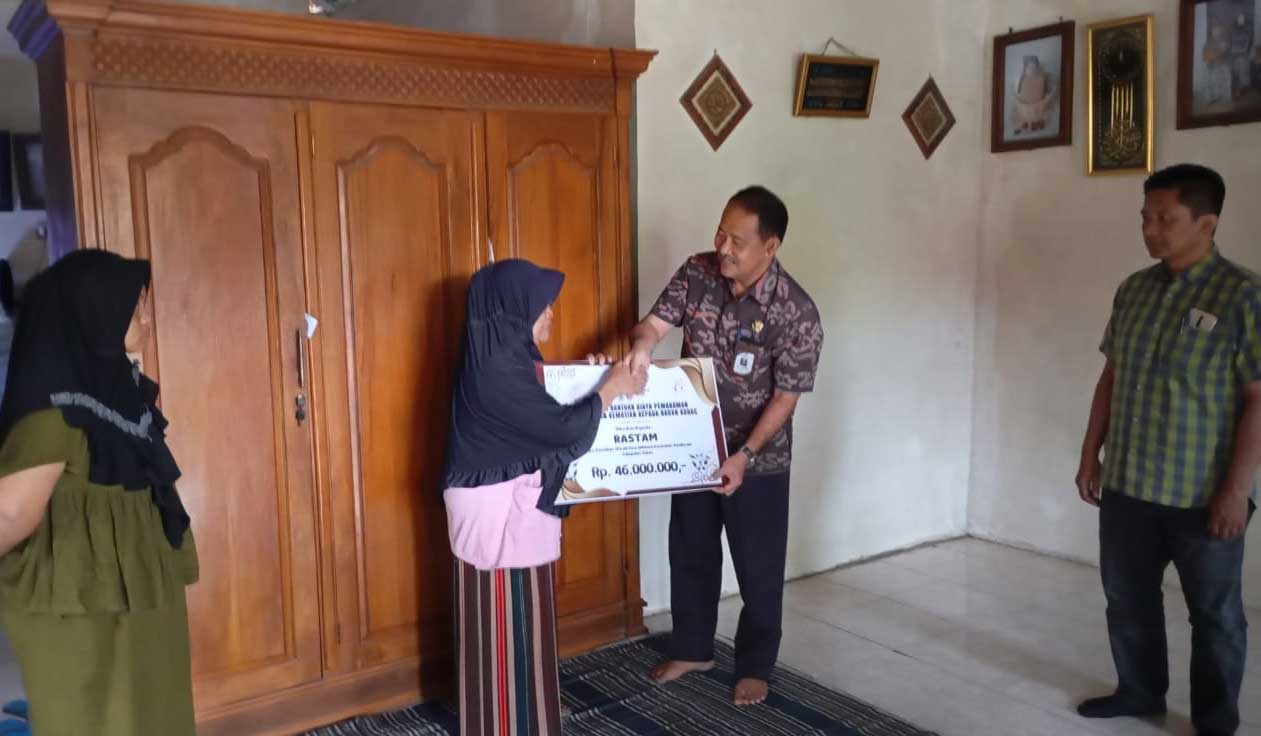 MENINGGAL DALAM TUGAS: KPUK Tuban menyerahkan santunan kepada keluarga petugas Linmas yang meninggal saat menjalankan tugas kepemiluan, Jumat (23/2).