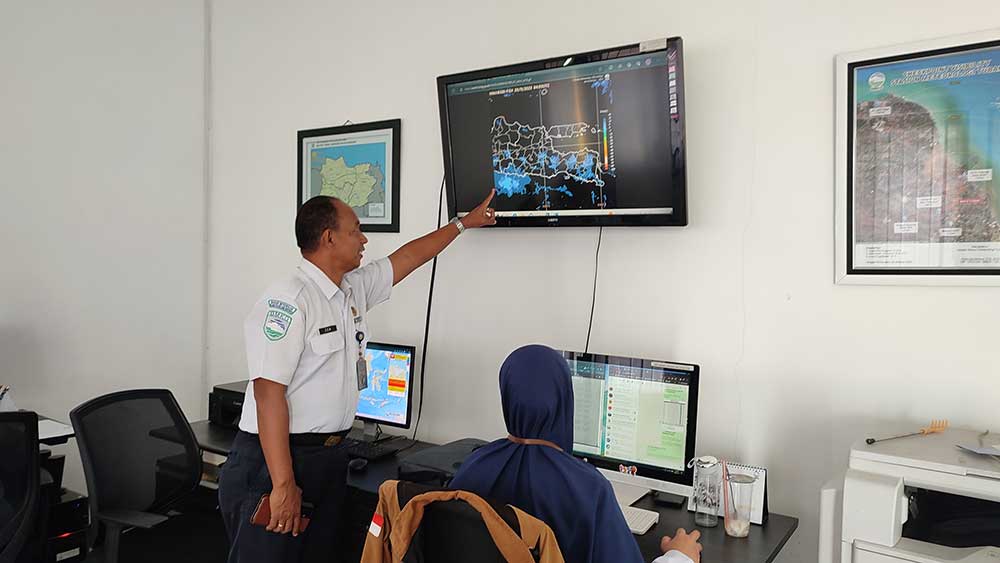 JELASKAN PETA CUACA: BMKG Tuban saat menunjukkan peta potensi cuaca di wilayah Kabupaten Tuban.