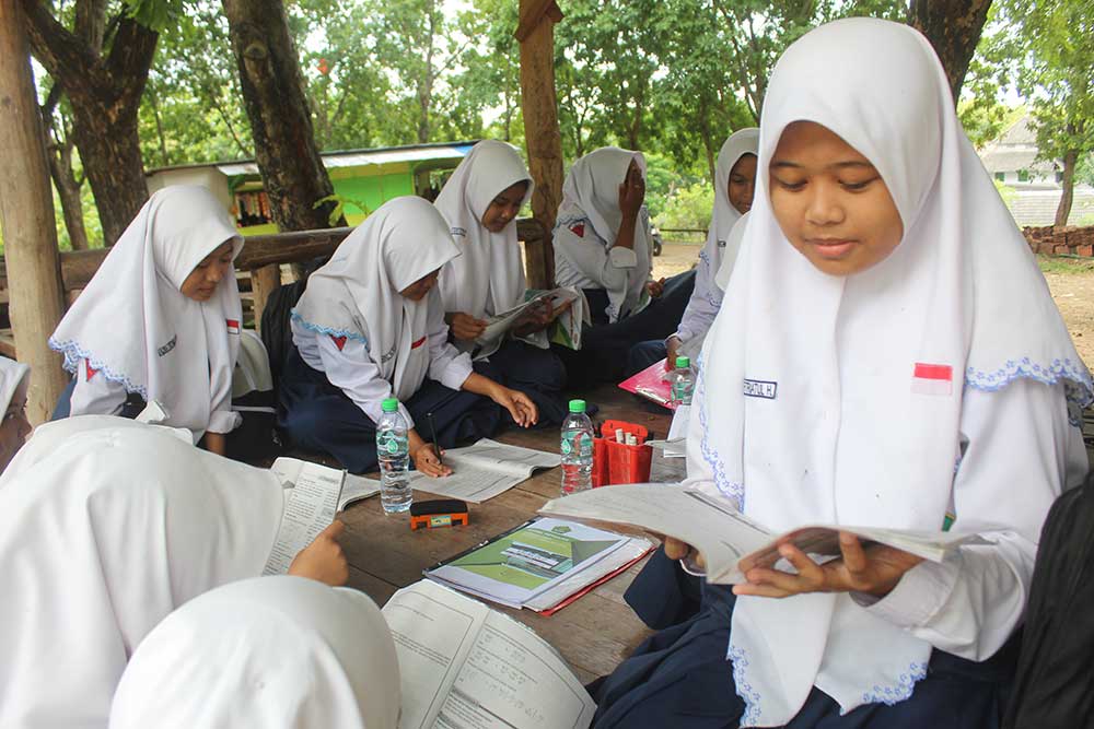 PPDB SUDAH DIBUKA: Siswa MTs Negeri 2 Tuban mengikuti pembelajaran di halaman sekolah.