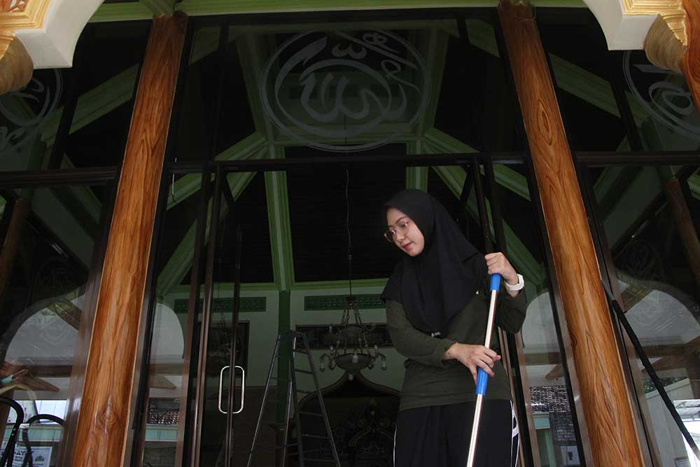 AKSI SOSIAL: Salah satu dokter RSNU Tuban yang ikut membersihkan Masjid Jabal Nur di Perumahan Bukit Karang, Tuban.