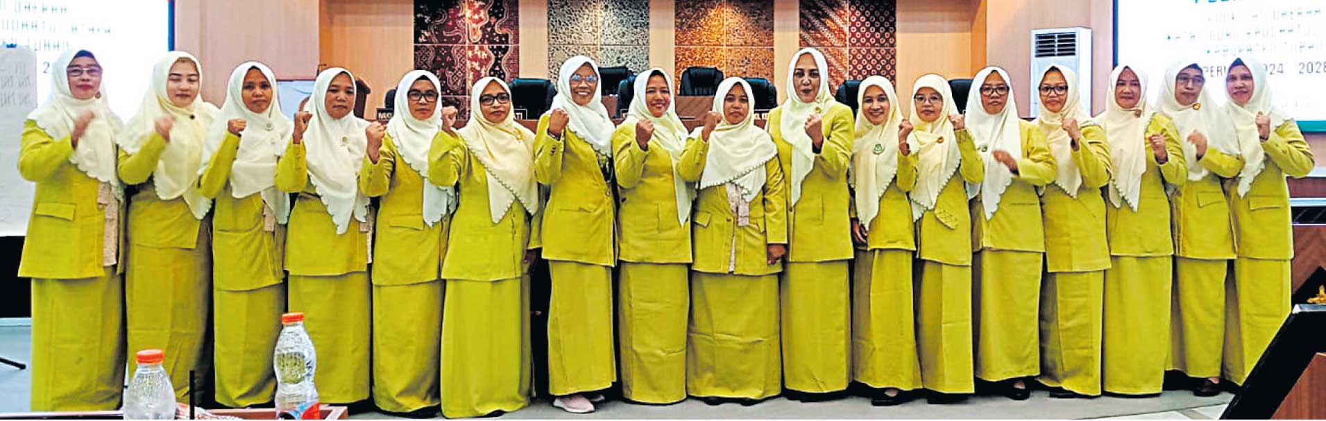 SIAP BERJUANG: Isti&rsquo;anah, ketua PD IGRA Tuban periode 2024-2028 (sembilan dari kiri) dan Ketua PW IGRA Jawa Timur Nurul Hasanah (delapan dari kanan) bersama jajaran pengurusnya.