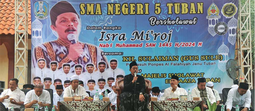 GENERASI ISLAMI: Peringatan Isra Miraj dalam rangkaian peringatan Dies Natalies ke-12 SMAN 5 Tuban.