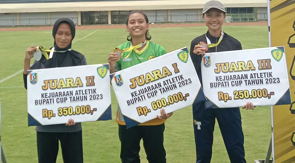 BANGGA: Dua siswi Smala mendapatkan Juara 1 dan Juara 3 Lomba Atletik Bupati Cup 2023.