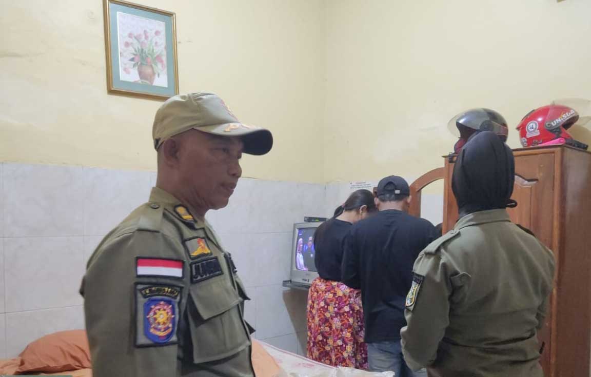 TERCIDUK: Pasangan bukan suami istri terjaring razia saat tengah berduaan di kamar Hotel Dinasty, Sabtu malam (24/2).
