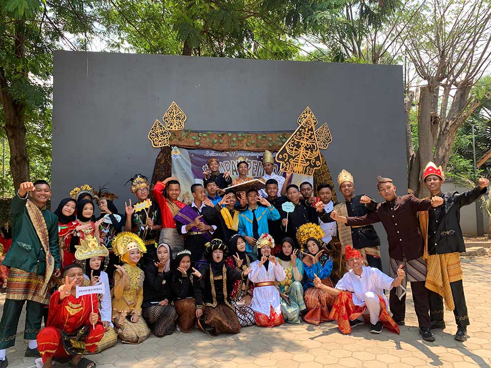 KEBERAGAMAN: Peringatan Sumpah Pemuda dengan berbagai pakaian adat Indonesia.