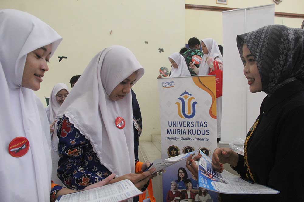 GALI INFORMASI: Sejumlah siswa kelas XII SMA saat mencari tahu tentang berbagai universitas di Campus Expo.