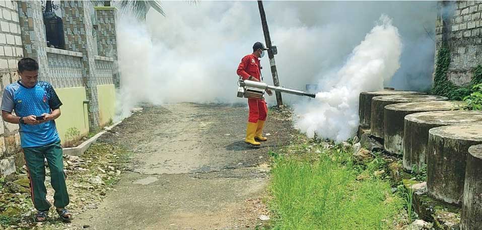 MENCEGAH: Pengasapan atau fogging di Desa Bektiharjo, Kecamatan Semanding, Sabtu (17/2) lalu.