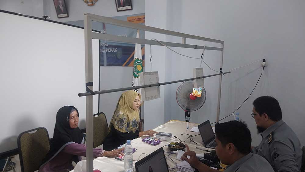 BERSIAP BERANGKAT: CJH melakukan foto paspor di lantai dua gedung Pusat Layanan Haji dan Umrah Terpadu (PLHUT) Kemenag Tuban.