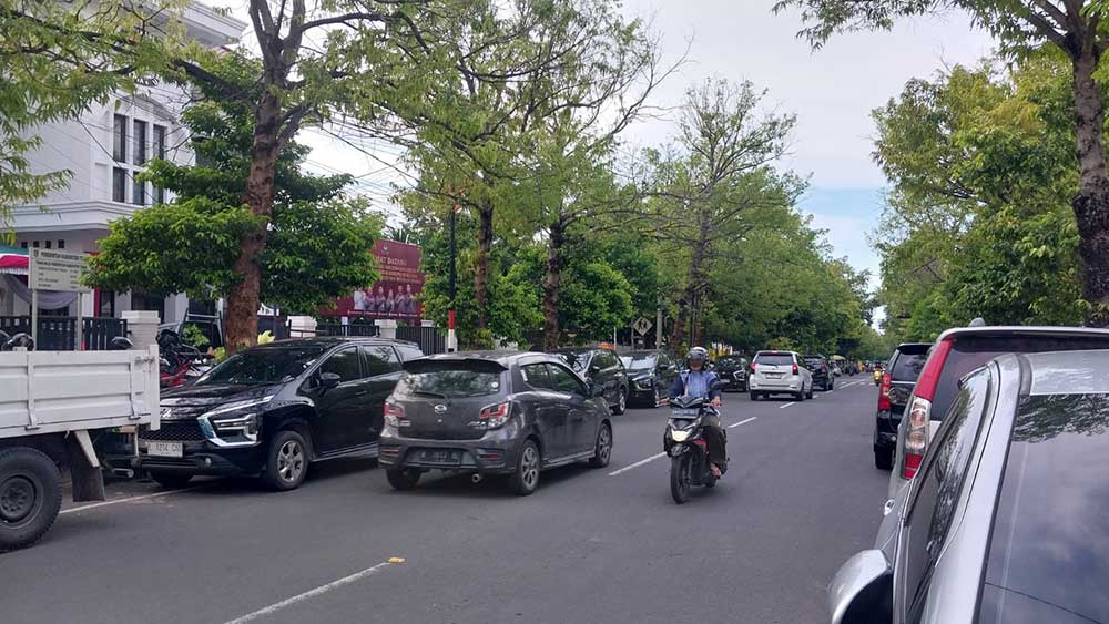 STERIL: Jalan Pramuka penuh kendaraan PPK yang bersiap untuk rekapitulasi tingkat kabupaten dimulai Selasa (27/2).