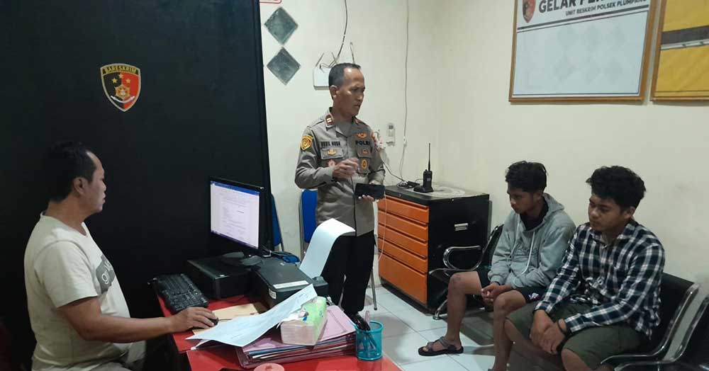 MELAPOR: Korban pengeroyokan di Desa Penidon, Kecamatan Plumpang memberi keterangan di polsek setempat.