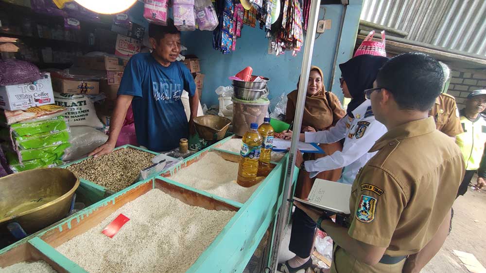 PANTAU HARGA: TPID Tuban melakukan tinjauan harga bahan pokok di Pasar Kerek, Selasa (27/2).