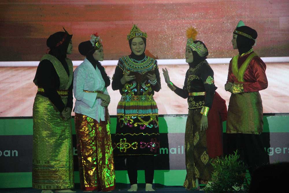 SERU: Akting dari para tenaga Kesehatan yang ditampilkan dalam drama musical Resepsi Harlah ke-15 RSNU Tuban di Graha Sandiya Tuban, Selasa (27/2).