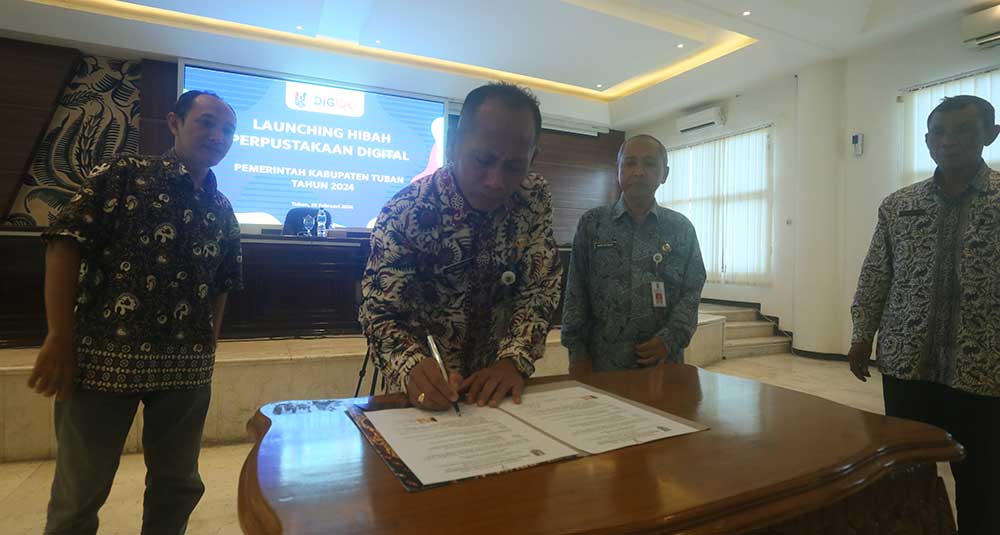 SIMBOLIS MoU: Penandatanganan kerja sama perpustakaan digital oleh Sekda Budi Wiyana dan Kepala Dispersip Nur Khamid bersama Komisaris PT Media Digido Nusantara Arif Abdul Rakhim.
