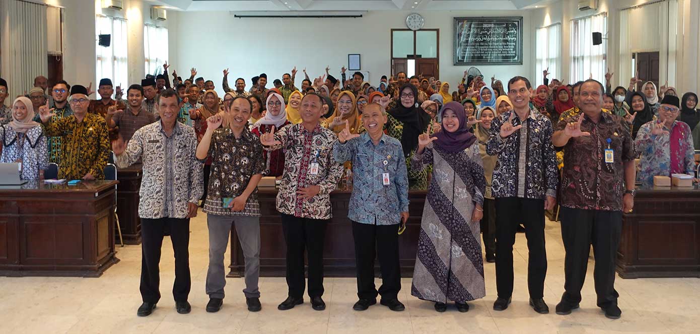 MENUJU GENERASI TUBAN UNGGUL: Pose bersama jajaran pejabat dan lembaga yang menjadi bagian menyukseskan perpustakaan digital Dispersip Tuban.