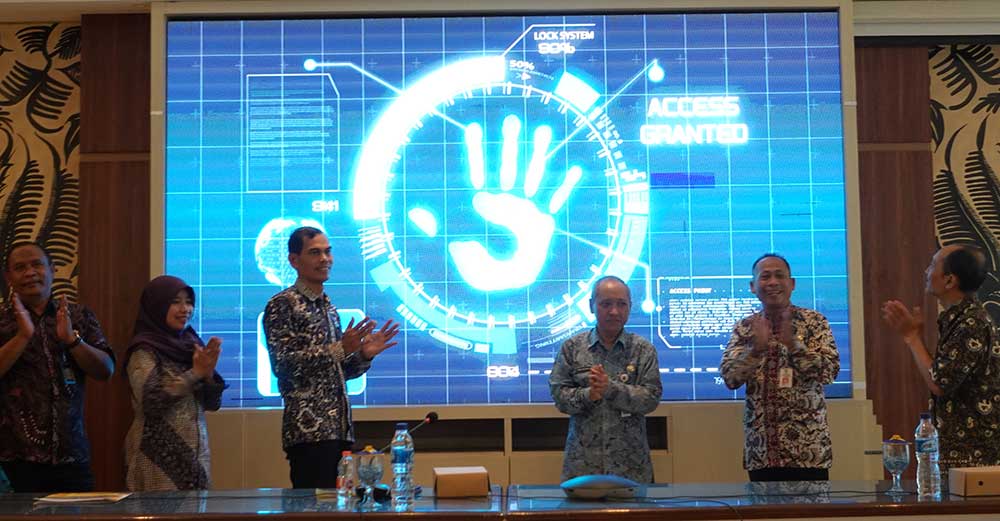 Sekda Budi Wiyana secara simbolis me-launching Perpustakaan Digital, (dari kanan) didampingi Komisaris PT Media Digido Nusantara Arif Abdul Rakhim, Kepala Dispersip Nur Khamid.