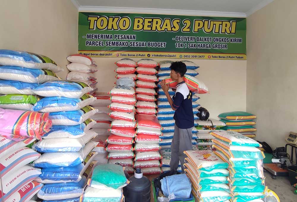 Salah satu pedagang beras di pasar tradisional Tuban.