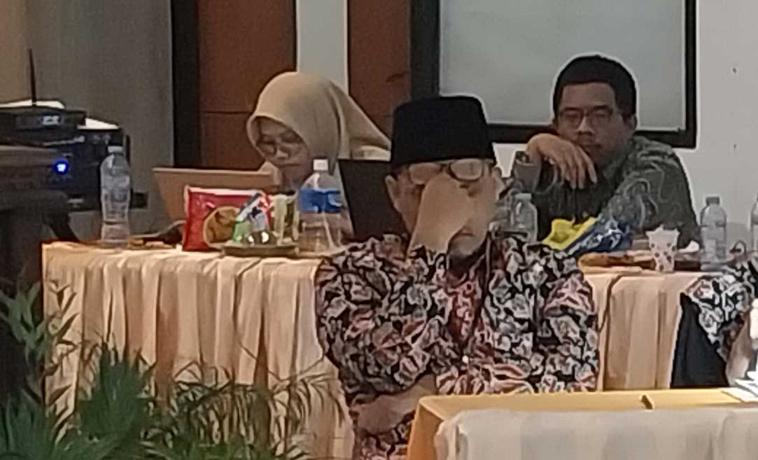 PASRAH: Ketua PPK Soko paling kanan menutup wajah ketika mendapatkan cercaan dari sejumlah saksi parpol akibat dugaan kecurangan yang dilakukan.
