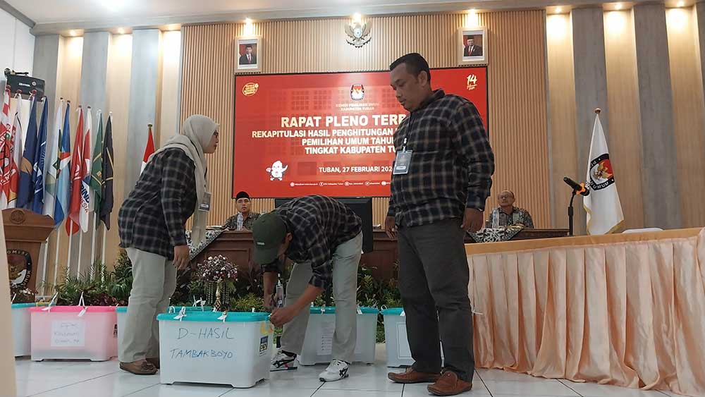 Rekapitulasi suara pemilu tingkat kabupaten beberapa waktu lalu.
