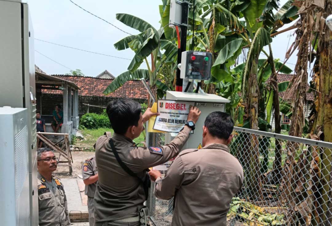 MENJAMUR: Satpol PP Tuban kembali menyegel tower seluler ilegal di Desa Bangunrejo, Kecamatan Soko.