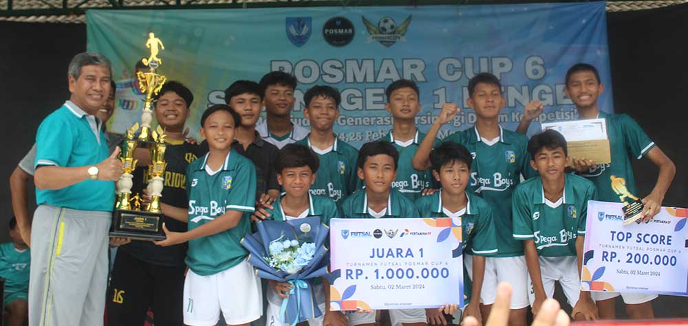 SELAMAT: Penyerahan piala kepada tim futsal SMPN 3 Tuban yang menjuarai Turnamen Posmar Cup 6 2024.