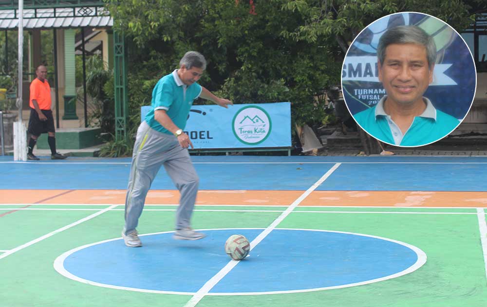 SIMBOLIS: Kepala SMAN 1 Rengel Syaiful Annas, M.Pd melakukan tendangan untuk pembuka laga final.