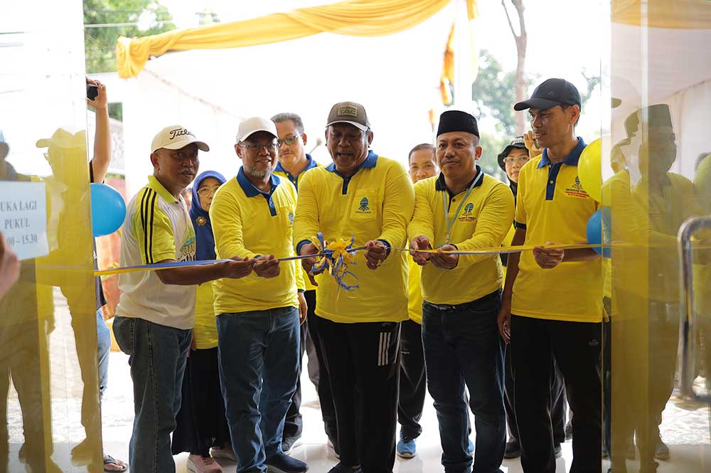 LAYANAN PENDIDIKAN: Kepala Cabang Dinas Pendidikan Provinsi Jatim Wilayah Bojonegoro-Tuban Dr. Hidayat Rahman, M. Pd. ,melakukan pemotongan pita peresmian Kantor SALUT Kabupaten Tuban.