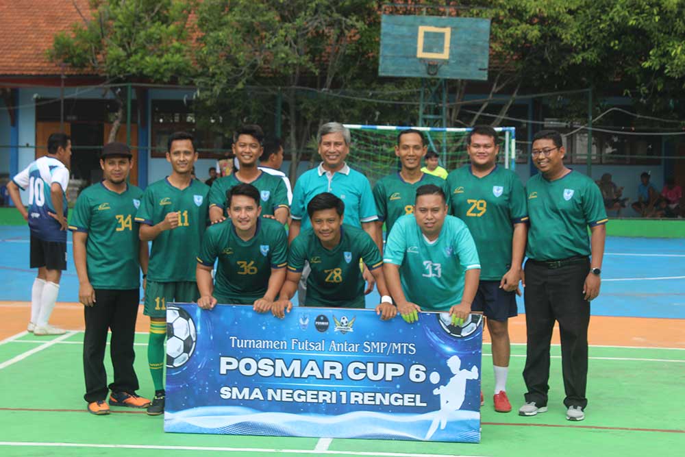 KEBERSAMAAN: Kepala SMAN Rengel Syaiful Annas bersama tim panitia Posmar Cup 6 2024.