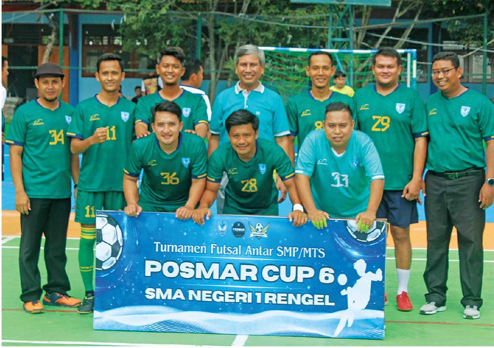 KOMPAK: Tim Futsal Guru SMAN 1 Rengel sebelum melakukan pertandingan eksibisi melawan Tim Futsal Guru SMAN 1 Parengan.