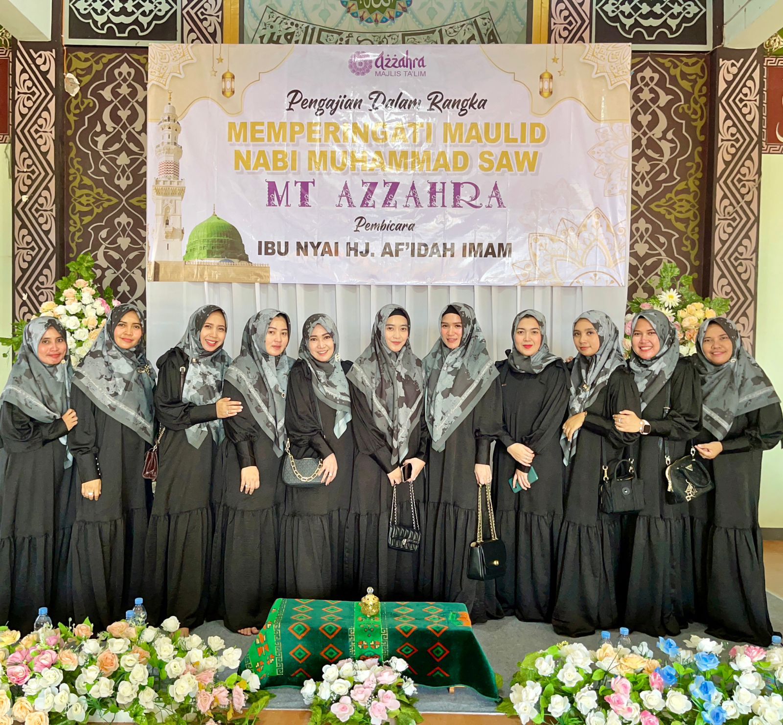 Ulfah Nur Fauziah atau Ning Zee (tengah) bersama Pengurus Majelis Taklim Azzahra