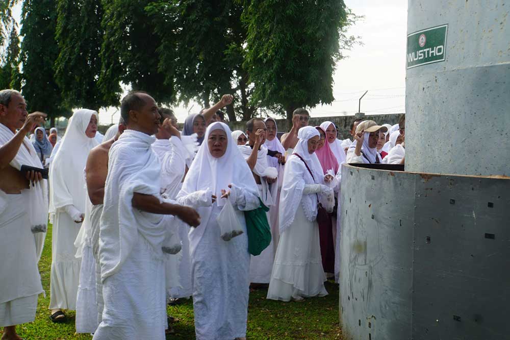 PRAKTIK HAJI: Calon jemaah haji Tuban melontar jumrah dalam manasik haji tammattu&rsquo; di Graha Sandiya Tuban, kompleks Perdin SG, Desa Sumurgung, Kecamatan Tuban  Minggu (3/3).