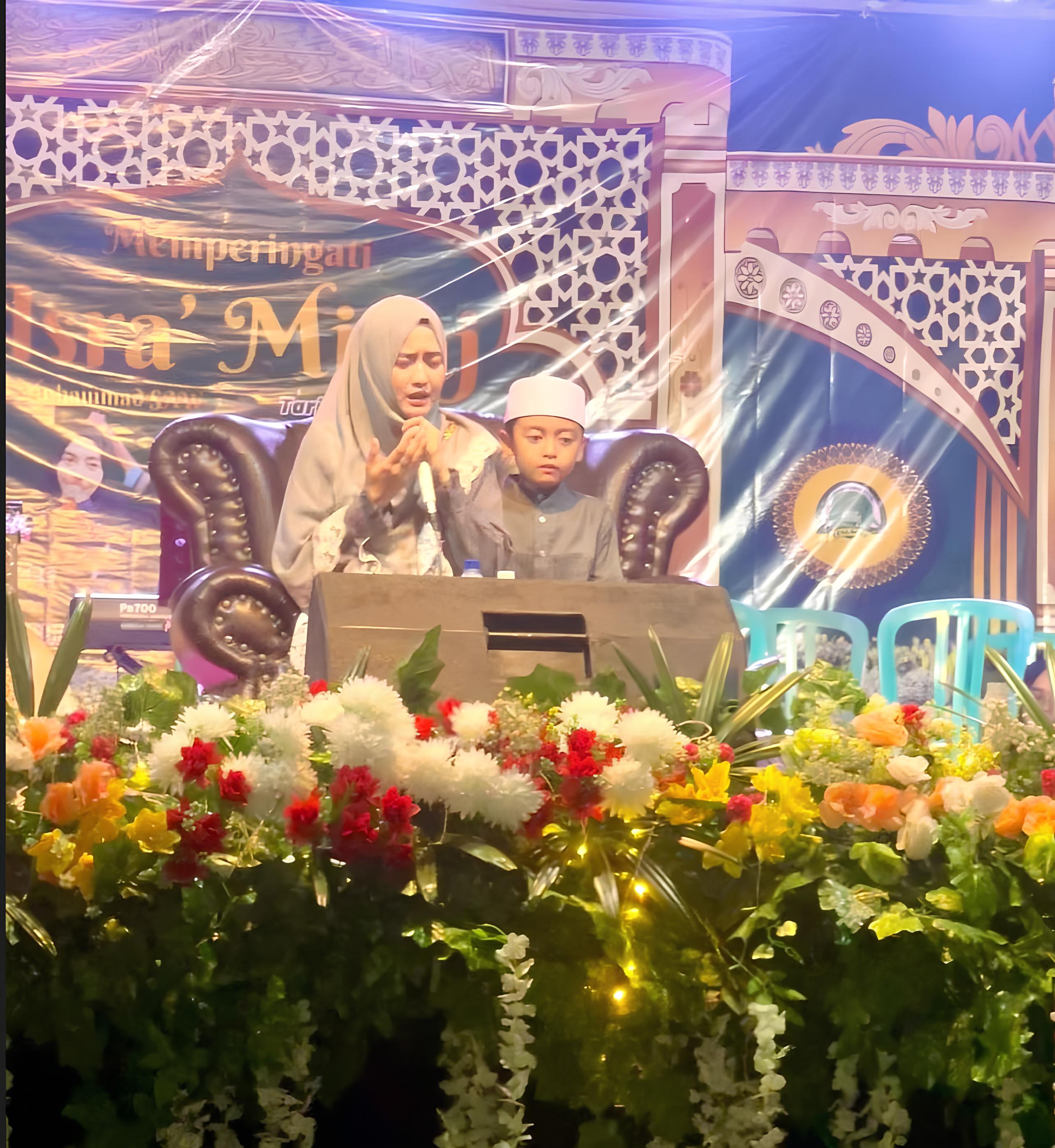 Ditemani sang Anak, Ahmad Daffa Pratama, Ulfah Nur Fauziah atau Ning Zee pimpin jamaah bersalawat