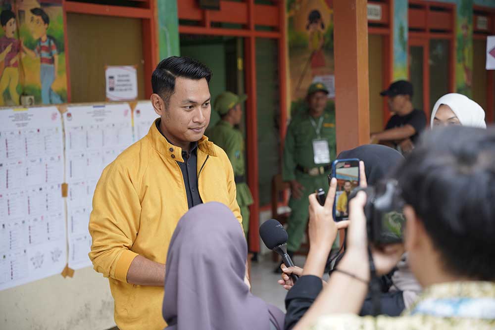 TUBAN KONDUSIF: Sejumlah awak media melakukan doorstop Bupati Aditya Halindra Faridzky usai menggunakan hak pilih di TPS 17 Kelurahan Perbon, Kecamatan/Kabupaten Tuban.