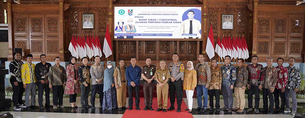 Sekda Tuban Budi Wiyana, Plt Disnaker Tuban dan forkompimda bersama penerima perwakilan perusahaan yang mendapatkan penghargaan bidang kecelakaan kerja nihil di Pendapa Kridha Manunggal, Senin (4/3).