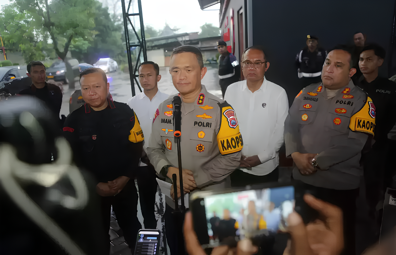 Irjen Imam Sugianto Kapolda Jawa Timur  saat berika keterangan pada pers terkait Ledakan di Ledakan di Kantor Detasemen Gegana Surabaya