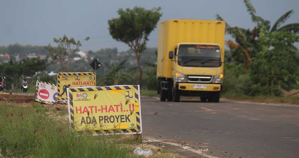MENYISAKAN MASALAH: Jalur JLS di Desa Kembangbilo, Kecamatan Tuban. Pihak rekanan belum melunasi pembayaran material kepada supplier.