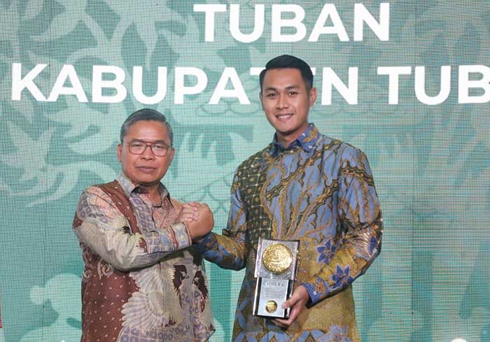 SELAMAT: Bupati Aditya Halindra Faridzky menerima penghargaan Piala Adipura 2023 dari Wakil Menteri LHK Drs. Alue Dohong, M.Sc, Ph.D, di Jakarta, Selasa (5/3).