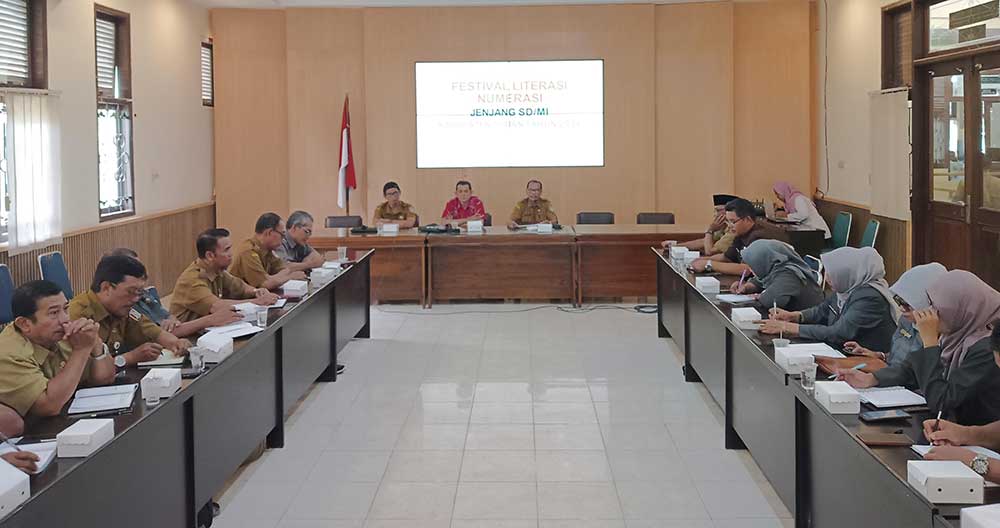SINERGI DAN KOLABORASI: Pembahasan Festival Literasi Numerasi Jawa Pos Radar Tuban bekerja sama dengan Disdik Tuban.
