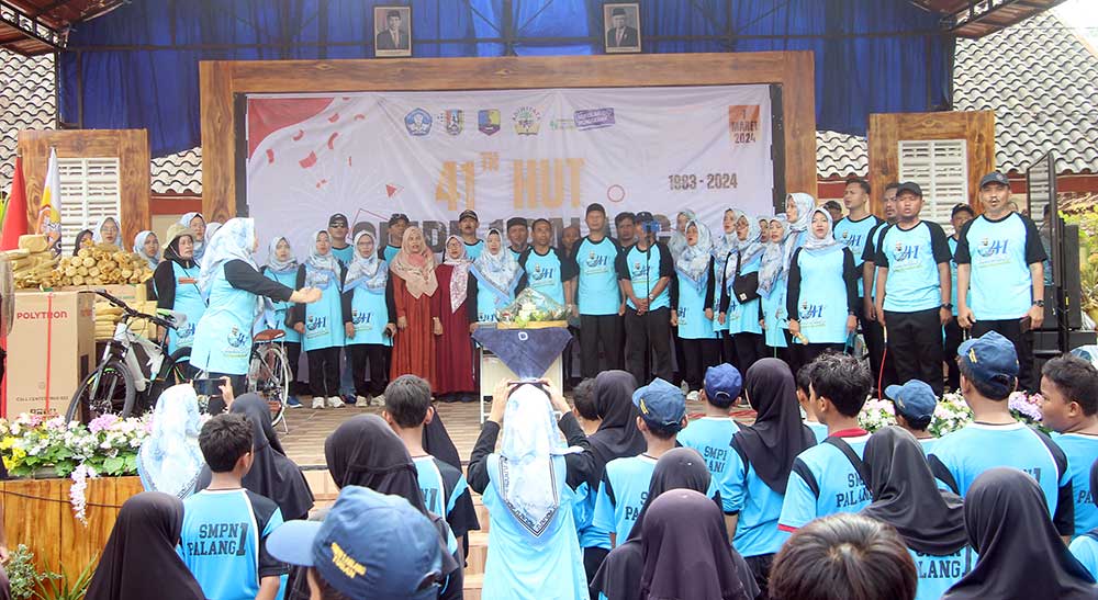 BERSINERGI: Kepala SMPN 1 Palang Umi Nurasiyah bersama jajaran waka, guru, Dewan Komite Sekolah, pendidik yang purna saat pembukaan acara.