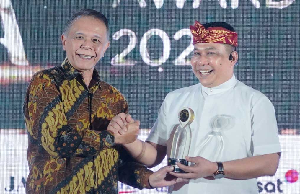 ANUGERAH DI AWAL 2024: Komisaris Majalah PR Indonesia, Herry Hernawan menyerahkan penghargaan bertitel Bronze Award kepada Sekretaris DJKI Dr Sucipto, SH M.H, M.Kn.
