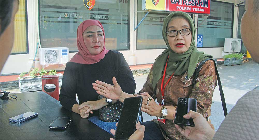 MEMINTA KEJELASAN: Amelia Fatmawati bersama kuasa hukumnya kembali datangi Satreskrim Polres Tuban, Sabtu (8/3).