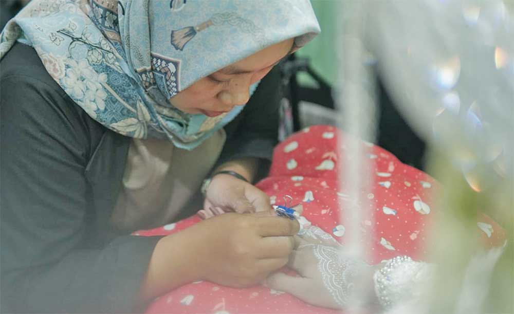 TELITI: Salah satu pembuat hena saat merias tangan calon pengantin agar lebih cantik.