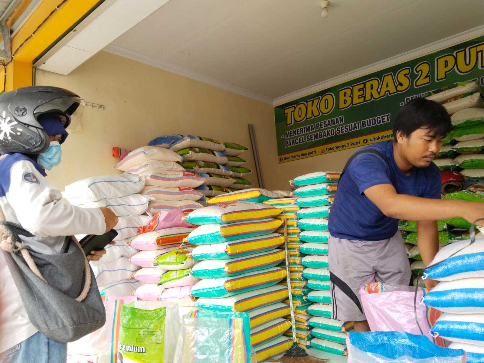 MULAI BERSAHABAT: Salah satu kios pedagang beras di belakang Pasar Baru Tuban.