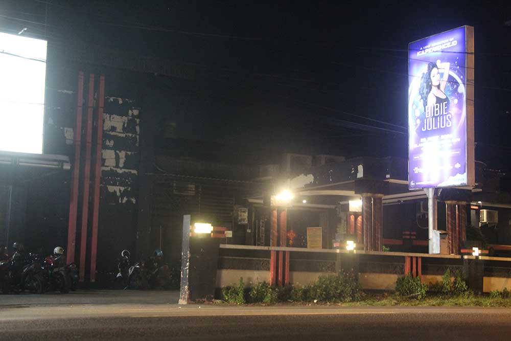 MENGHORMATI BULAN SUCI: Salah satu tempat karaoe di jalan Surabaya-Semarang, tepatnya di Km 5 Desa Sugihwaras, Kecamatan Jenu yang mulai hari ini (11/3) tutup total.