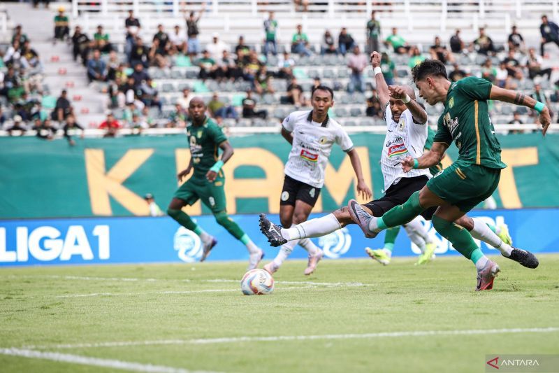 Pemain Persebaya Surabaya Bruno Moreira Soares (kanan) dihadang pemain PSS Sleman Leonard Tupamahu (kedua kanan) pada pertandingan BRI Liga 1 di Stadion Gelora Bung Tomo, Surabaya, Minggu (3/3).