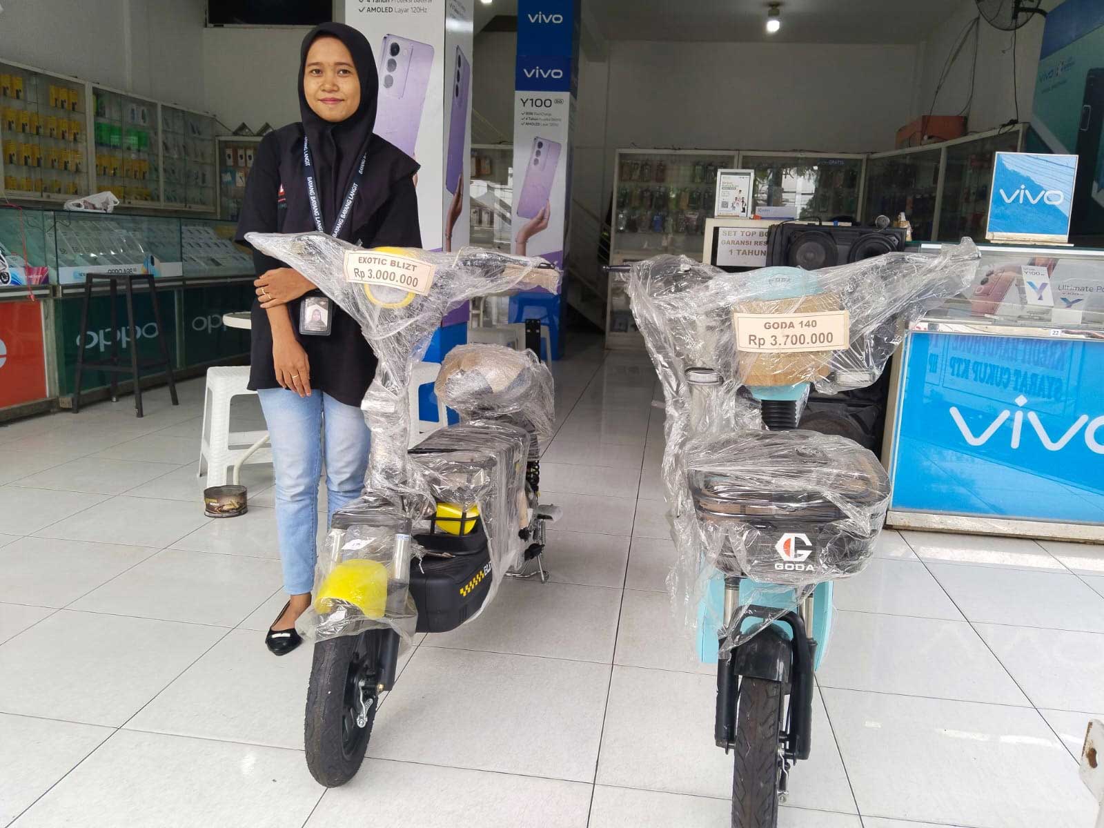 MUDAH DIGUNAKAN: Salah satu toko sepeda listrik di Jalan Wahidin Sudiro Husodo yang mulai dilirik.