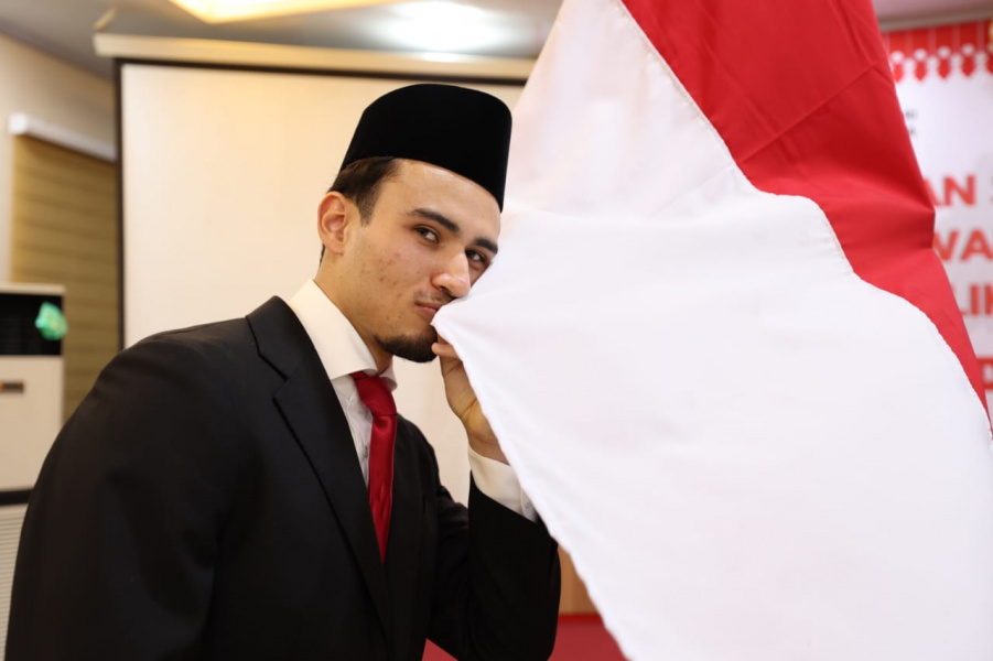 Nathan Tjoe-A-On menjalani pengambilan sumpah dan janji kewarganegaraan di Kantor Imigrasi (Kanim) Kelas I Khusus TPI Soekarno Hatta, Senin (11/3).
